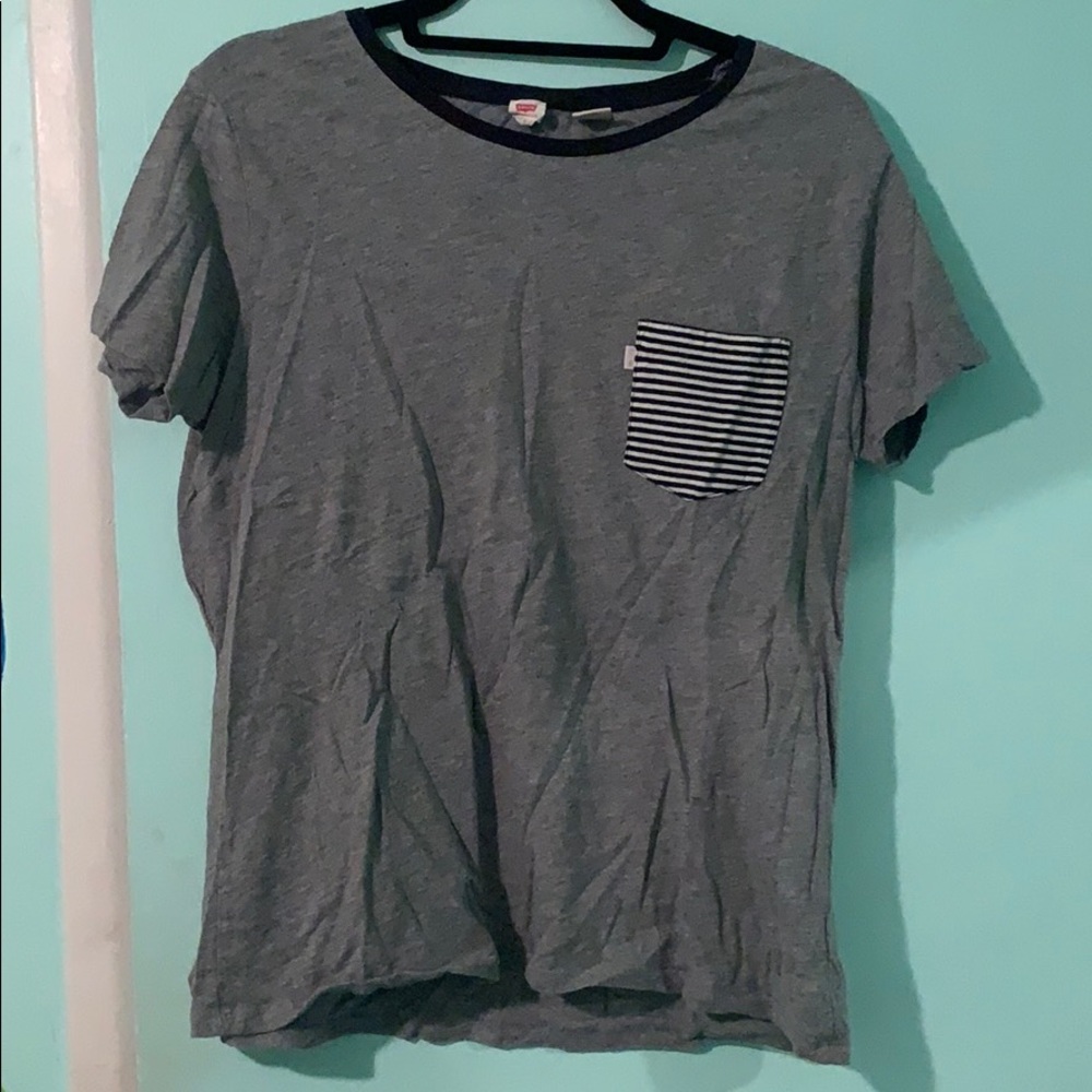 Grey Levi’s tee